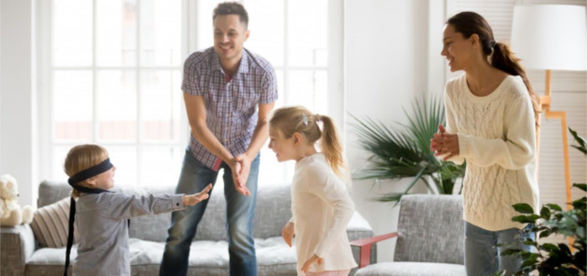 jugar-y-compartir-tiempo-en-familia-foto-freepik