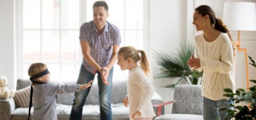 jugar-y-compartir-tiempo-en-familia-foto-freepik